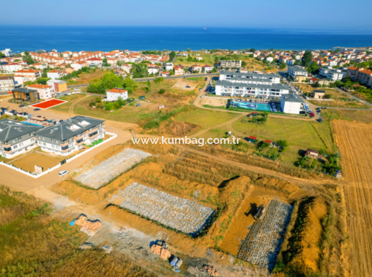 40 Mt Grundstück Zum Verkauf Auf Der Strasse Neben Den Grundstücken Mit Pools In Kumbağ