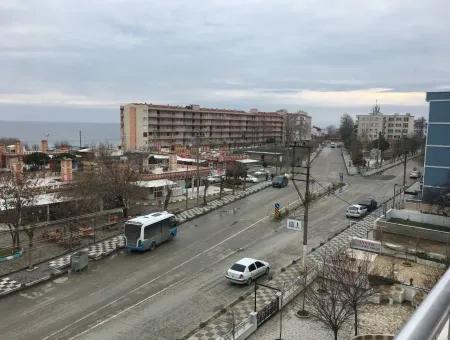 Komplettes Gebäude Für Den Verkauf Auf Der Straße Kumbag