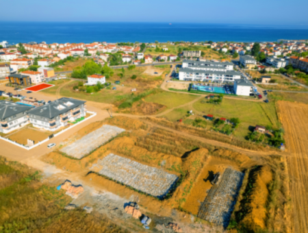 40 Mt Grundstück Zum Verkauf Auf Der Strasse Neben Den Grundstücken Mit Pools In Kumbağ