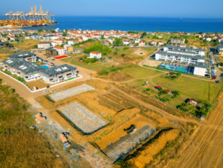 40 Mt Grundstück Zum Verkauf Auf Der Strasse Neben Den Grundstücken Mit Pools In Kumbağ