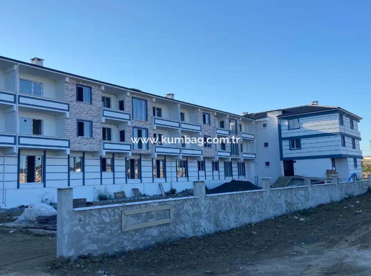 Kumbağ Havuzlu Site İçerisinde Bahçe Kati 1+1 Satilik Daire