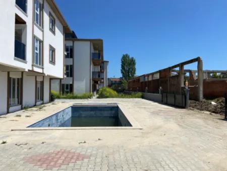 Kumbağ Mah. 1 1 Apartments For Sale In A Complex With Pool