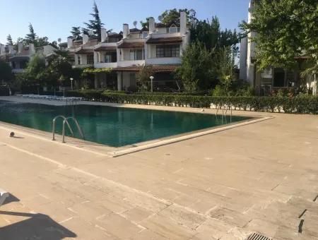 Barbaros Havuzlu Sitede Deniz Manzaralı Satılık Villa