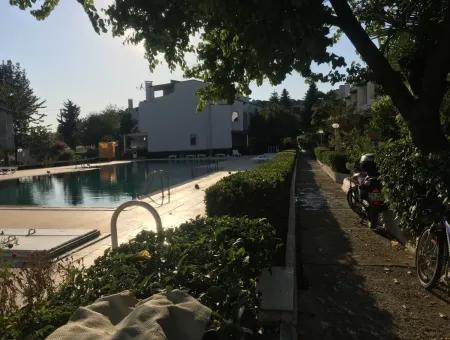 Barbaros Havuzlu Sitede Deniz Manzaralı Satılık Villa