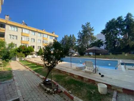 Kumbağ Merkezi Konumda Havuzlu Sitede Yaz-Kış Kiralık Eşyalı 2+1