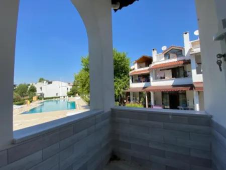 Havuzlu Site İçerisinde Deniz Manzaralı 3+1 Villa