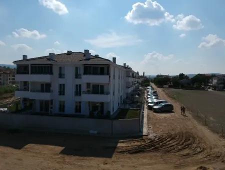 Kumbağ'da Denize Sıfır Havuzlu Sitede 1+1 Bahçeli Kiralık Yazlık