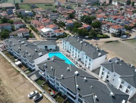 Kumbağ'da Denize Sıfır Havuzlu Sitede 1+1 Bahçeli Kiralık Yazlık