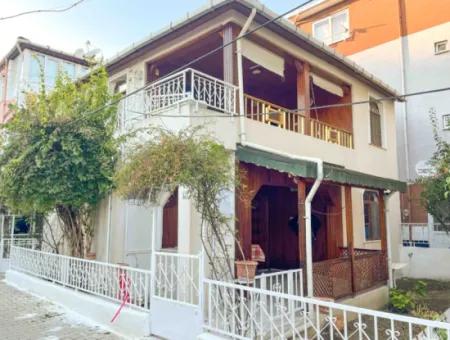 Kumbağ'da Pazar Sokağına Yakın 2 Katlı Satılık Bahçeli Villa