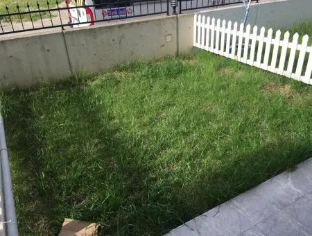 Kumbağ'da Denize Sıfır Havuzlu Sitede 1+1 Bahçeli Kiralık Yazlık