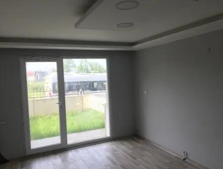 Kumbağ'da Denize Sıfır Havuzlu Sitede 1+1 Bahçeli Kiralık Yazlık