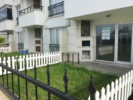 Kumbağ'da Denize Sıfır Havuzlu Sitede 1+1 Bahçeli Kiralık Yazlık